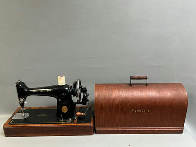 Vintage Singer Sewing Machine 1930s - Image 1 of 5