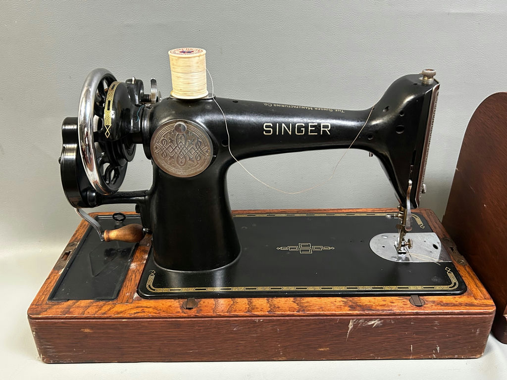Vintage Singer Sewing Machine 1930s  - image 2 of 5