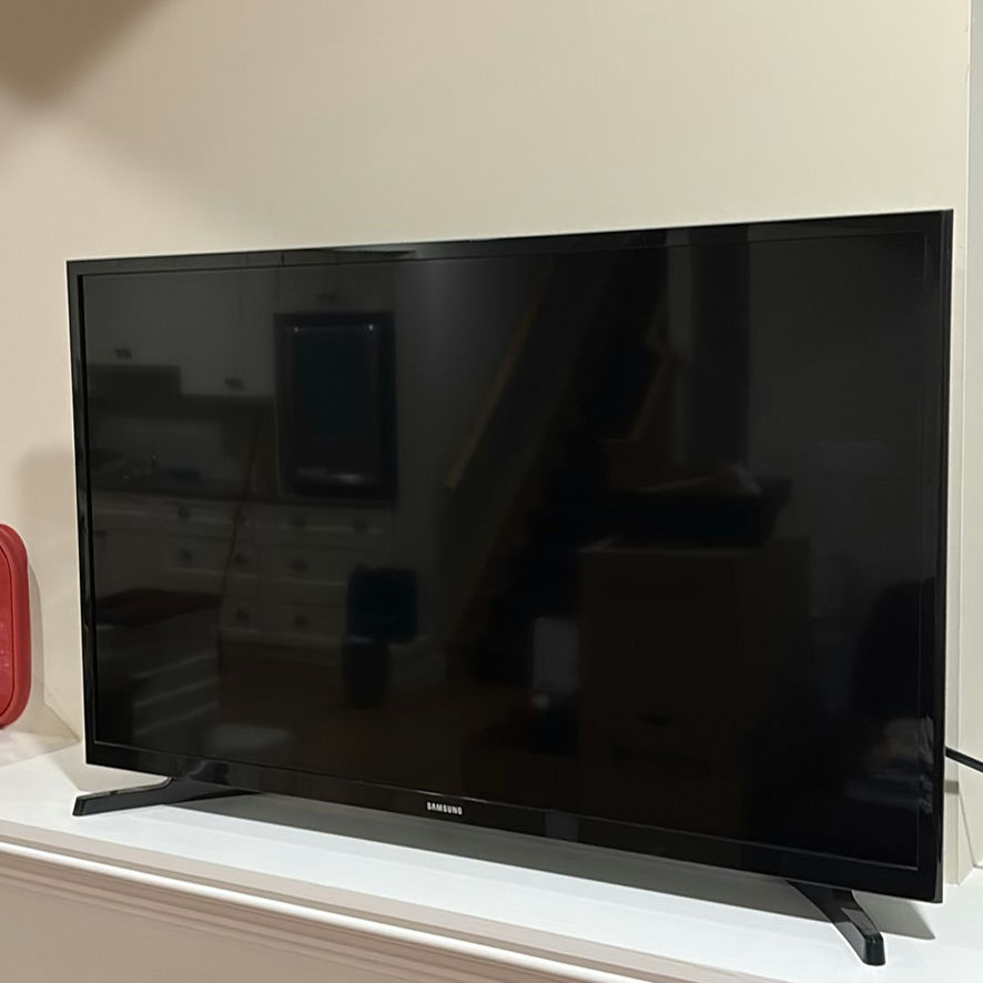 32” Samsung Flat Screen TV with Roku Streaming Stick+ and Remotes - image 5 of 7