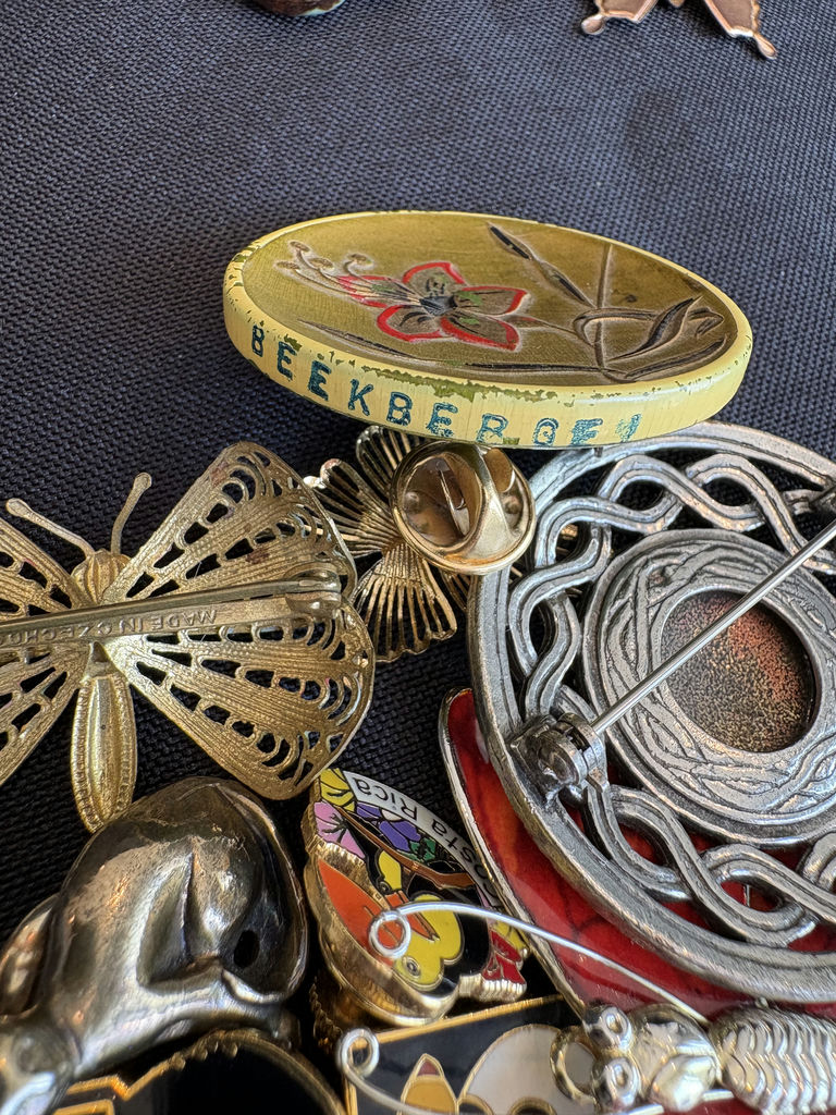 25 Brooches and Pins - image 13 of 13