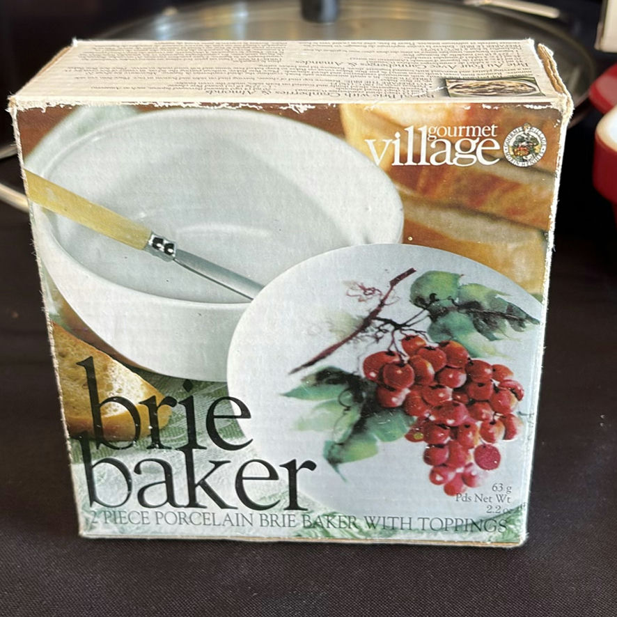 Pyrex Measuring Cup, Brie Bakers, Stainless Steel Pan, and Baking Dish - image 2 of 12