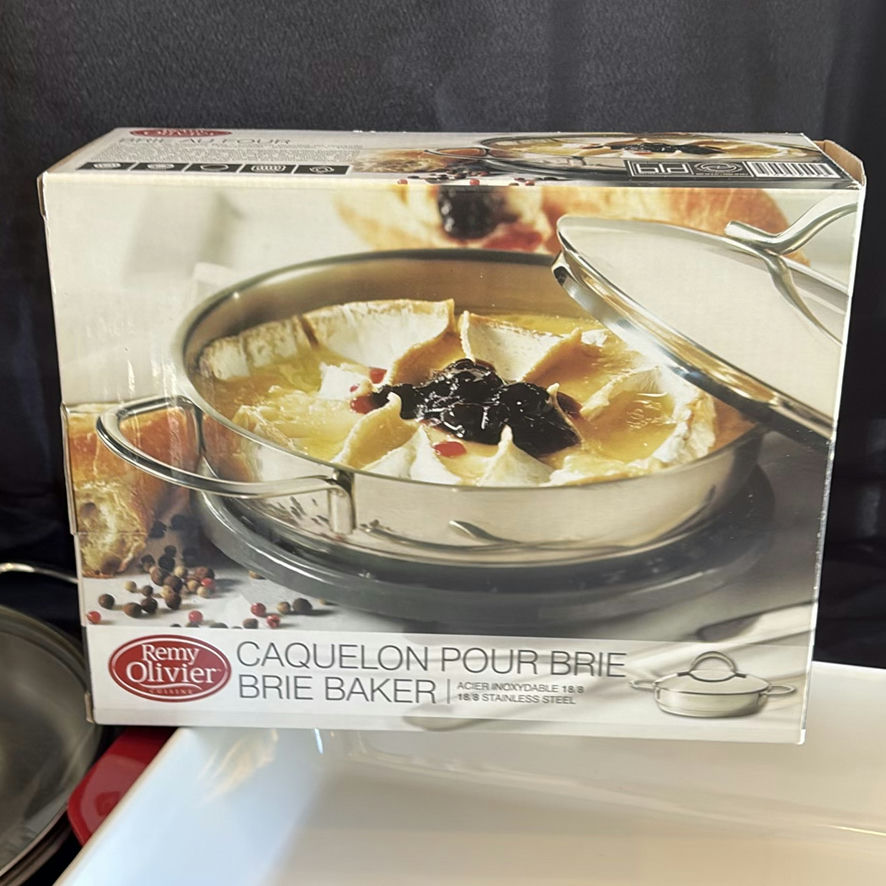 Pyrex Measuring Cup, Brie Bakers, Stainless Steel Pan, and Baking Dish - image 5 of 12