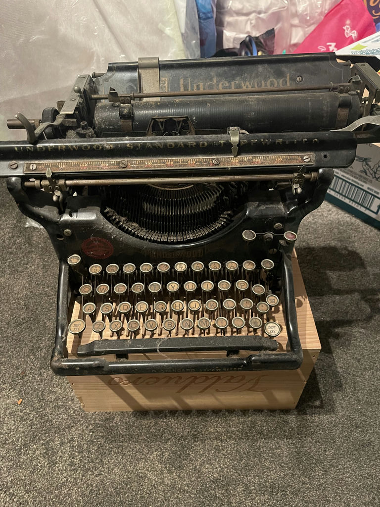 ‘Underwood’ Vintage metal Standard Typewriter - image 1 of 5