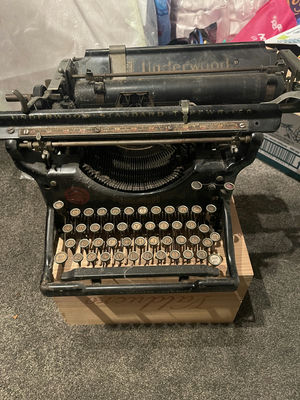 ‘Underwood’ Vintage metal  Standard Typewriter - Image 1 of 5