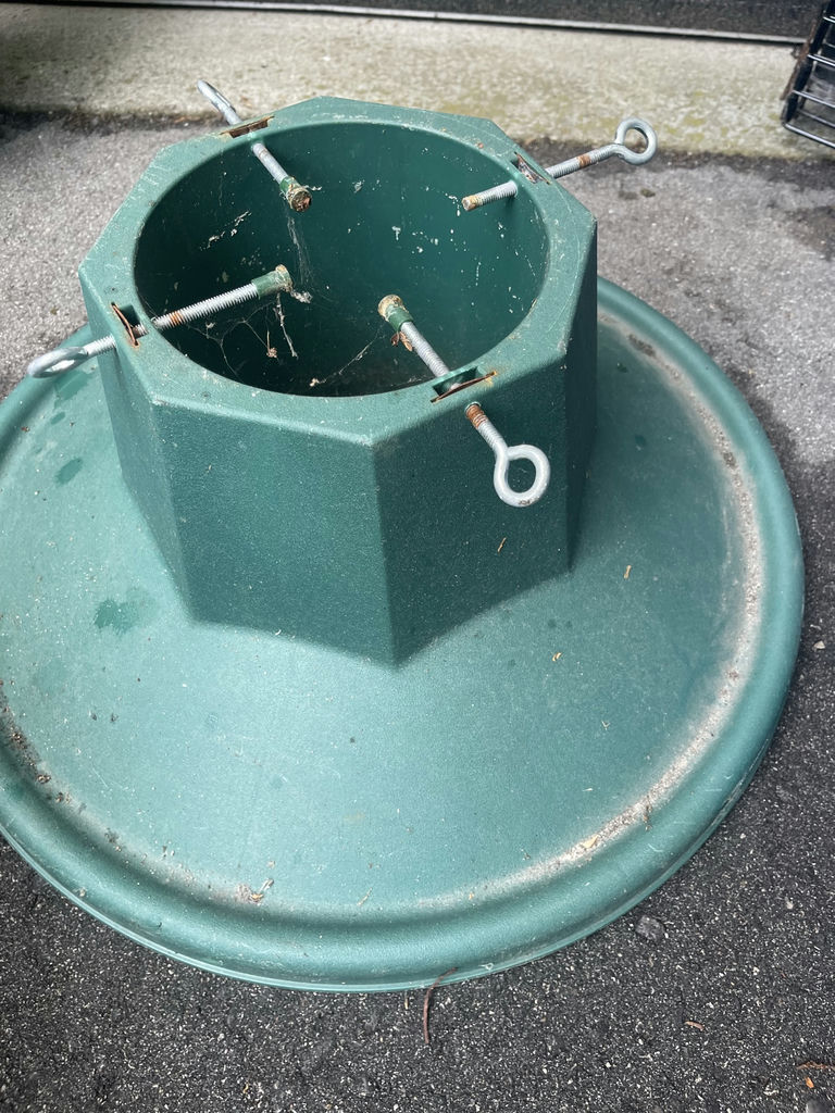 Green ‘Fresh Cut Tree’ Christmas Tree Stand - image 1 of 3