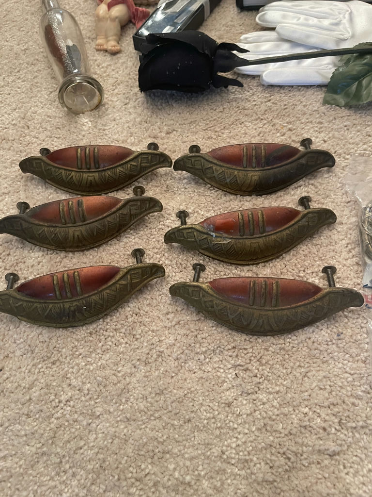 Mixed Decor Items And Cabinet Hardware - image 3 of 11