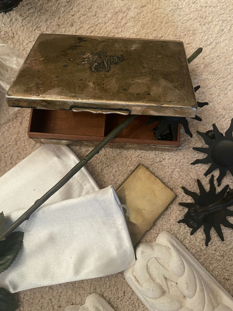 Mixed Decor Items And Cabinet Hardware - image 6 of 11