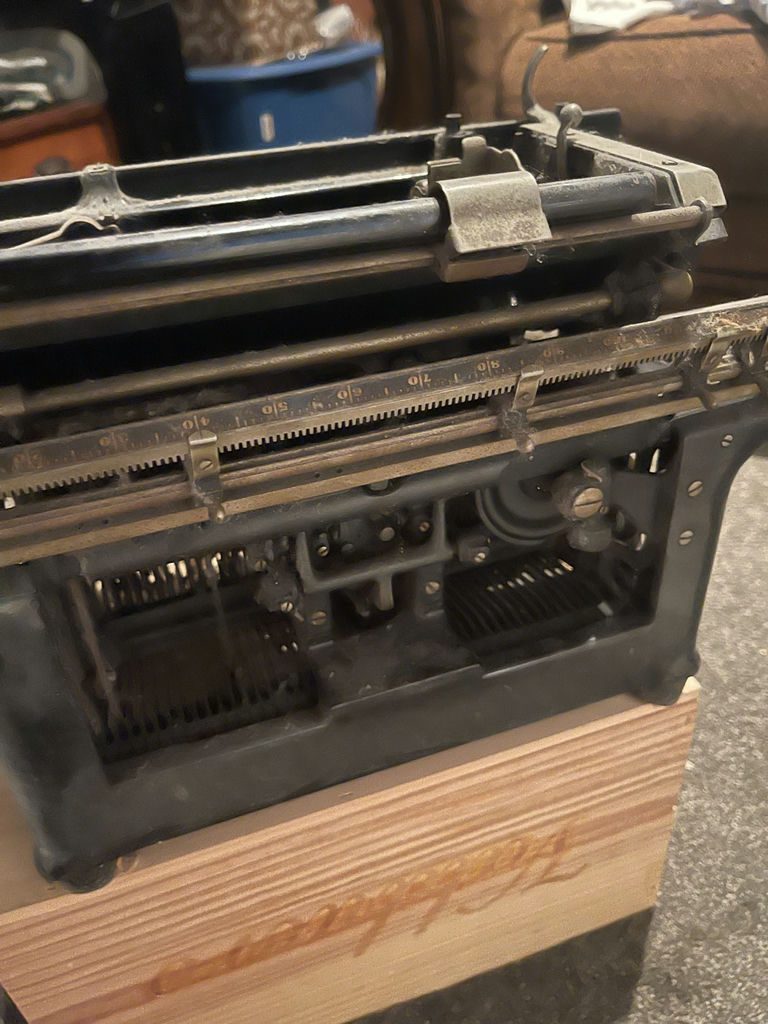 ‘Underwood’ Vintage metal  Standard Typewriter - image 4 of 5