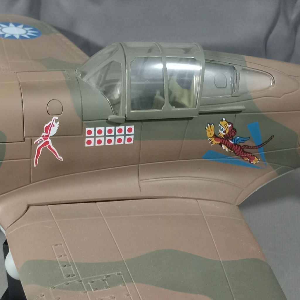 Curtiss P-40B Warhawk 1:18 Model Airplane - image 3 of 10