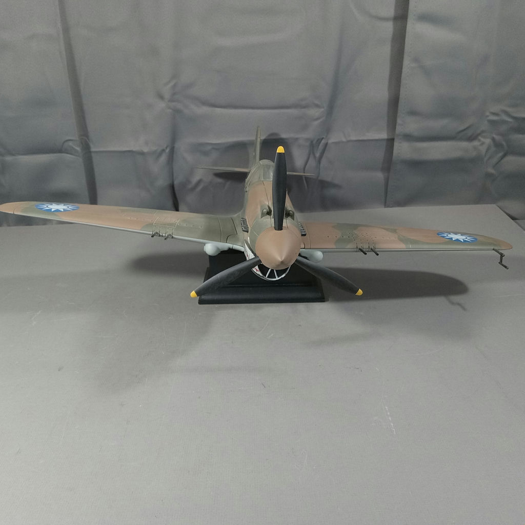 Curtiss P-40B Warhawk 1:18 Model Airplane - image 6 of 10
