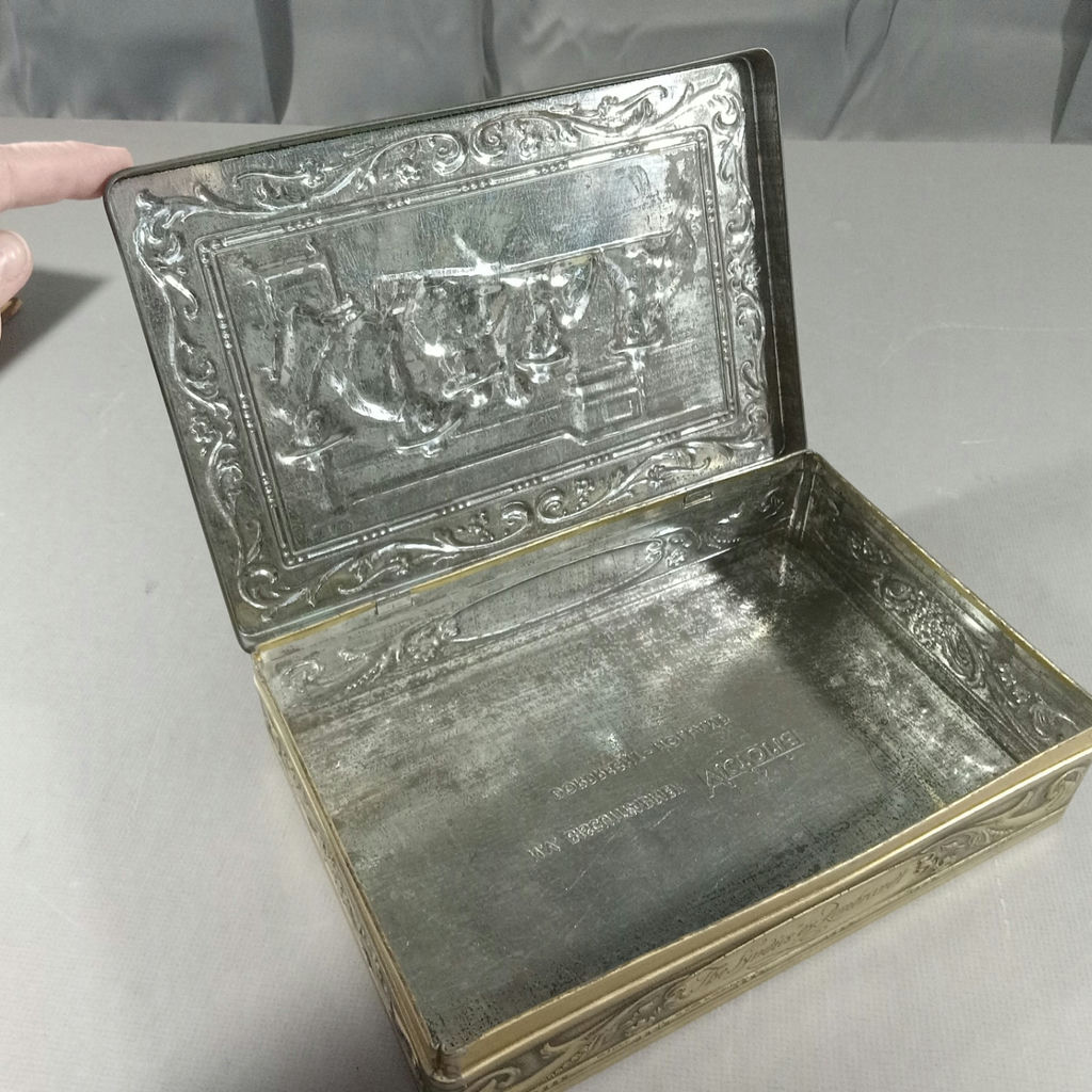 World Famous Paintings & Victoria Biscuit Tin - image 6 of 16
