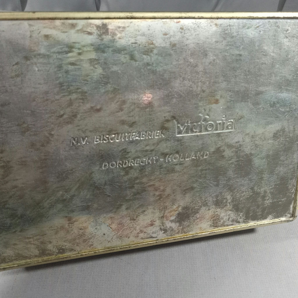 World Famous Paintings & Victoria Biscuit Tin - image 5 of 16