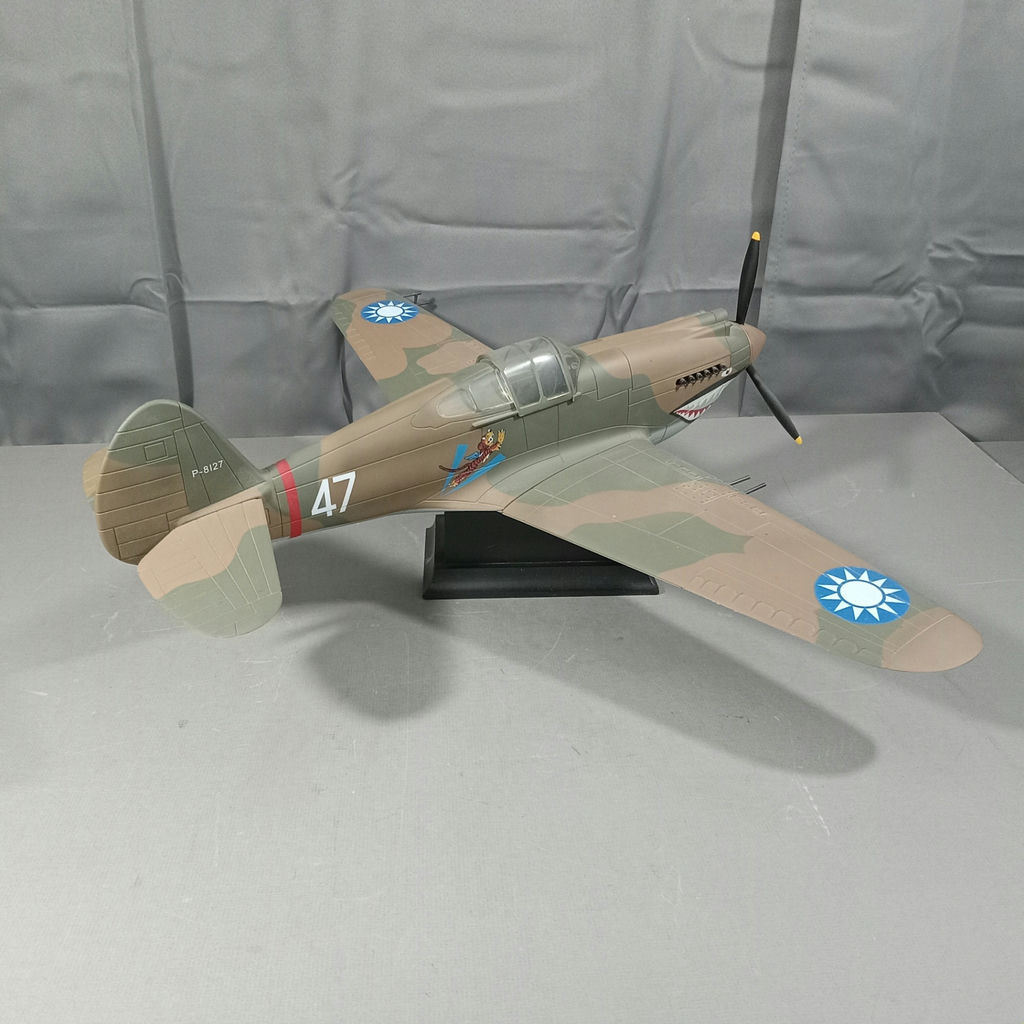 Curtiss P-40B Warhawk 1:18 Model Airplane - image 5 of 10