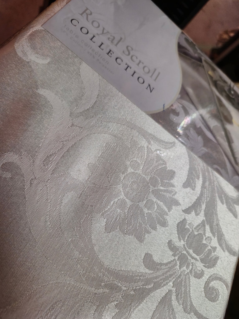 Box of assorted linens and fabrics - image 3 of 3