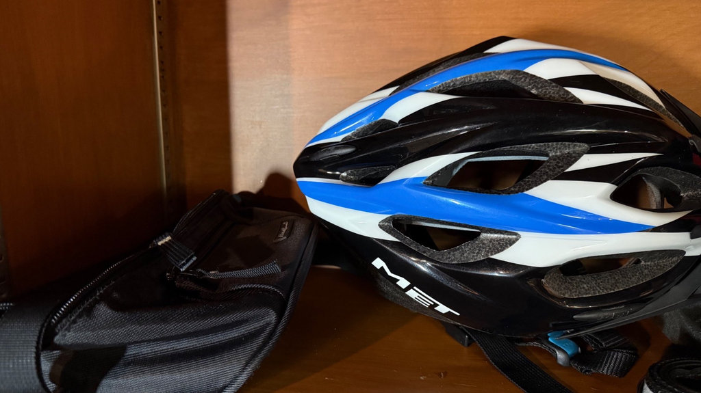 Sport helmets with gloves and accessories - image 3 of 4