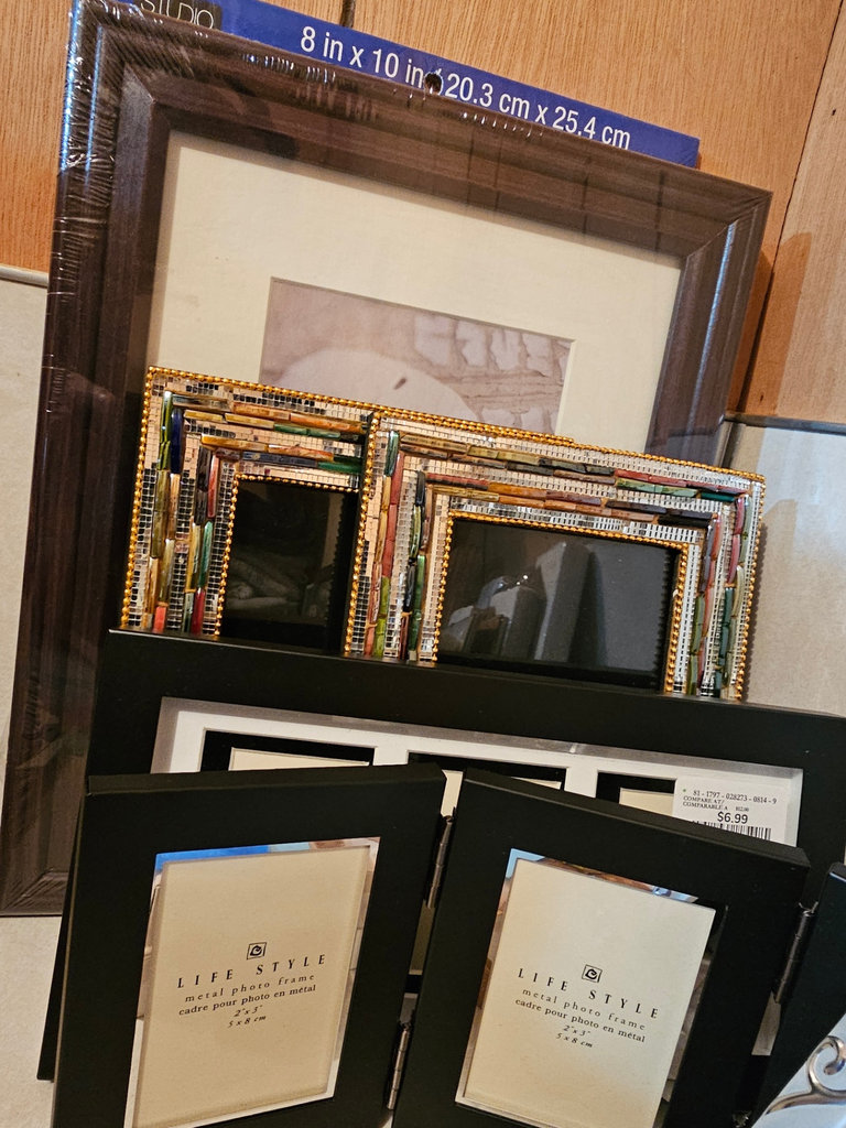 Assorted picture frames and wall decor - image 7 of 7