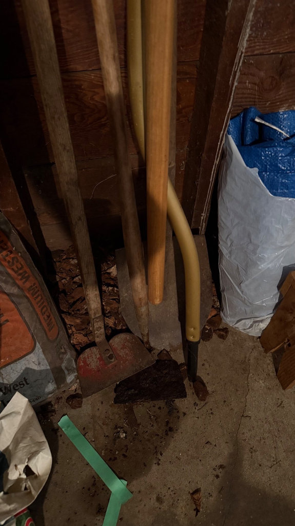 Assorted garden tools - image 2 of 5