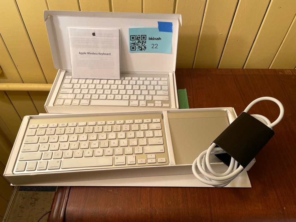 Apple wireless keyboards and trackpad - image 1 of 3