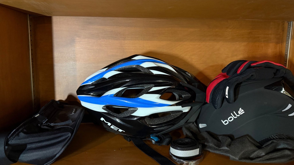 Sport helmets with gloves and accessories - image 2 of 4