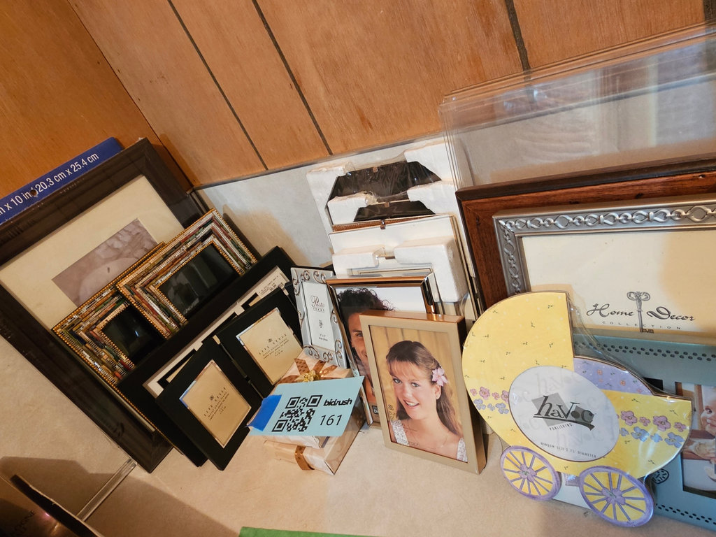 Assorted picture frames and wall decor - image 3 of 7