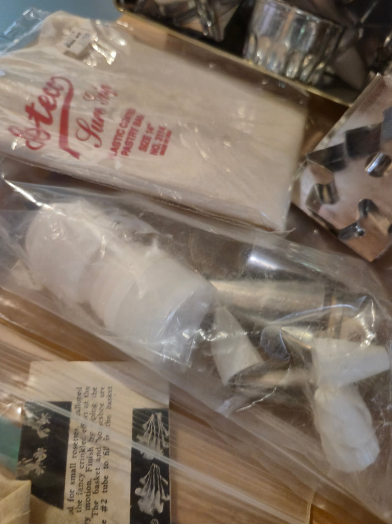 Vintage hand mixer with baking accessories and pastry decorating set - image 7 of 7