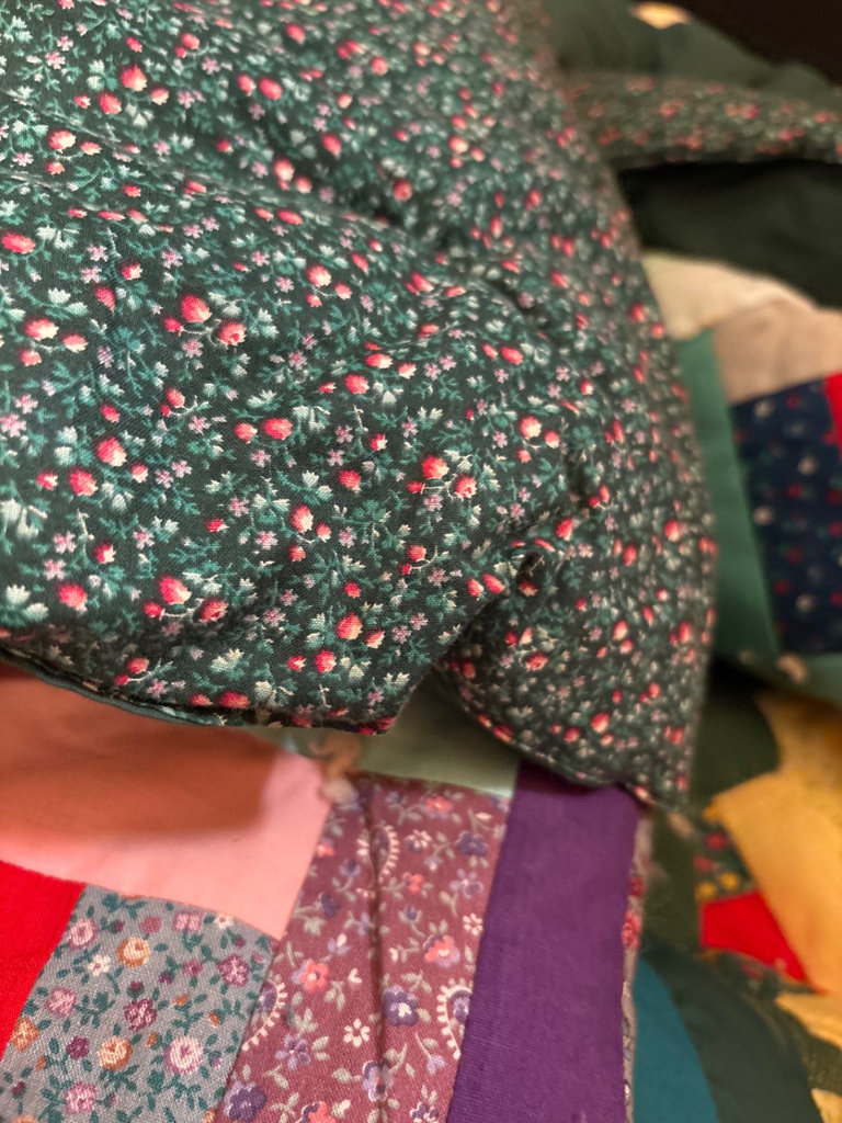 Patchwork quilts and decorative cushions - image 6 of 9