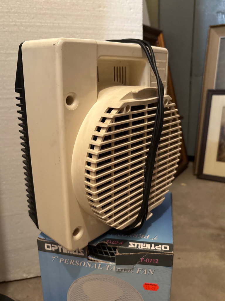 Collection of electric fans (tower and desk) with original box - image 4 of 8