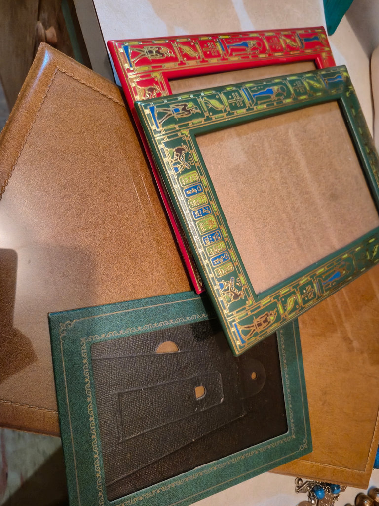 Assorted picture frames and wall decor - image 2 of 7