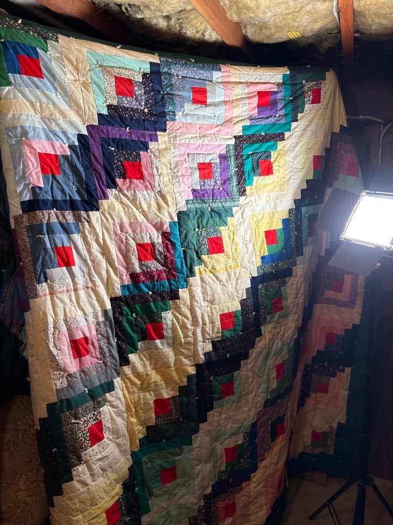Patchwork quilts and decorative cushions - image 5 of 9