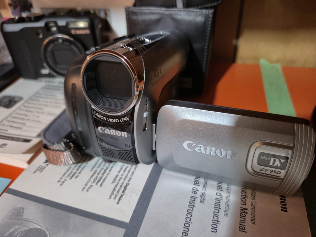Canon PowerShot S95 digital camera and Canon ZR950 MiniDV camcorder - image 4 of 4
