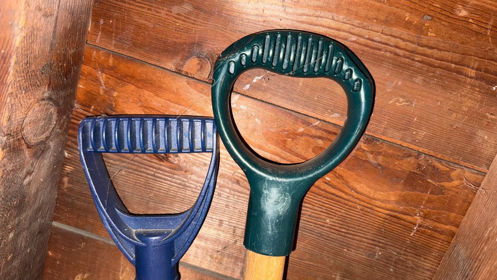 Plastic-blade shovels with wooden handles and a circular-grip scoop - image 3 of 3