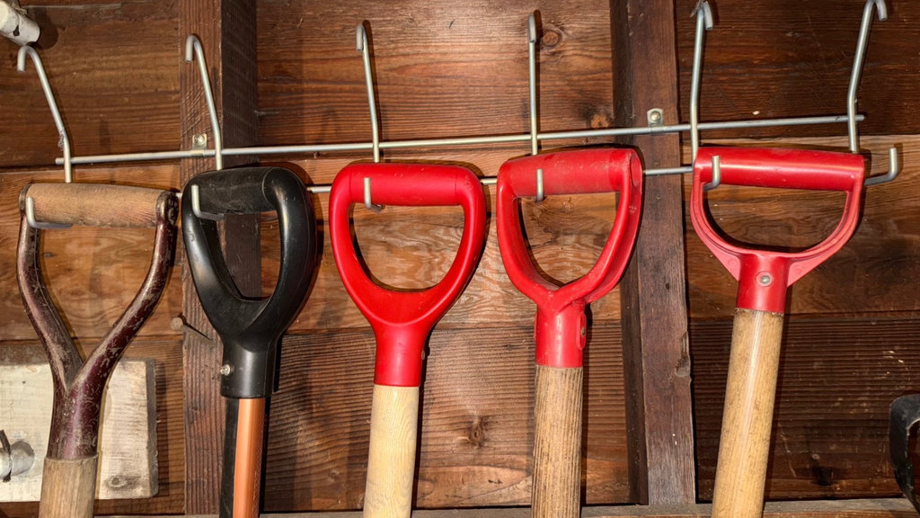 Assorted garden hand tools - image 2 of 3