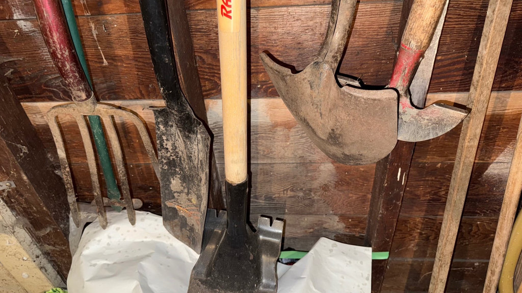 Assorted garden hand tools - image 1 of 3