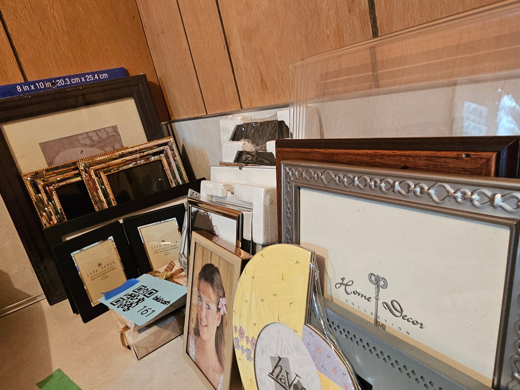 Assorted picture frames and wall decor - image 1 of 7