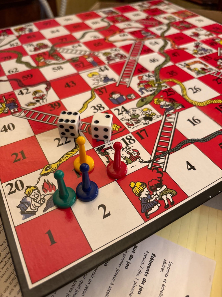 Vintage board games and chess set - image 4 of 7