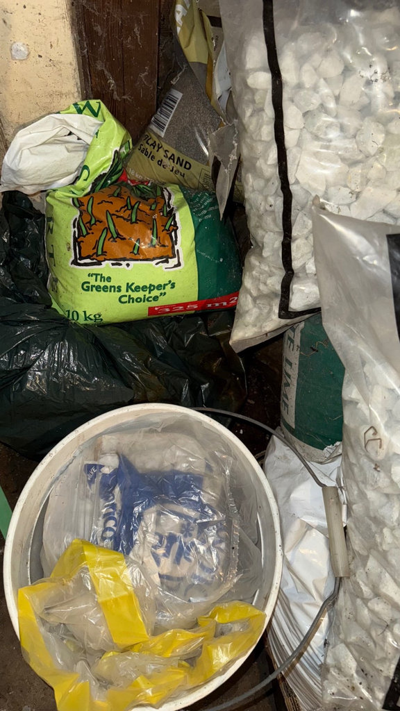 Assorted gardening bags: compost, soil blends, pebbles, and gravel - image 2 of 7
