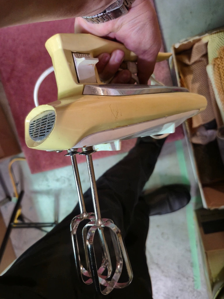 Vintage hand mixer with baking accessories and pastry decorating set - image 4 of 7