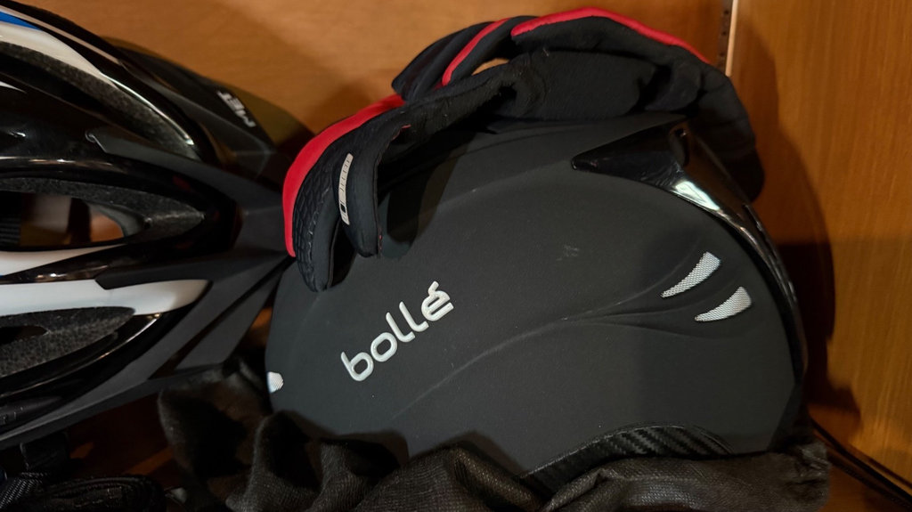 Sport helmets with gloves and accessories - image 1 of 4