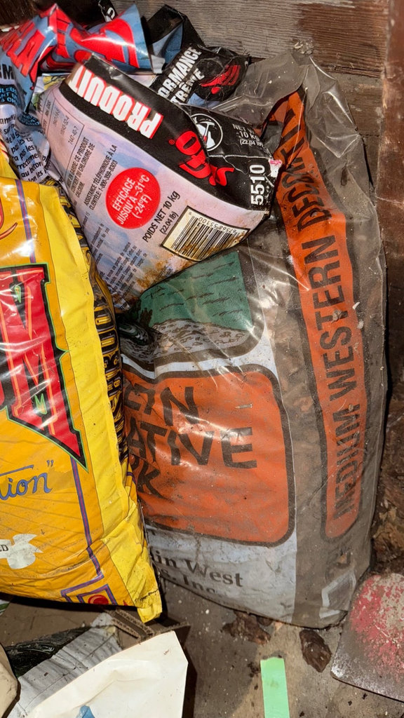 Assorted gardening bags: compost, soil blends, pebbles, and gravel - image 7 of 7