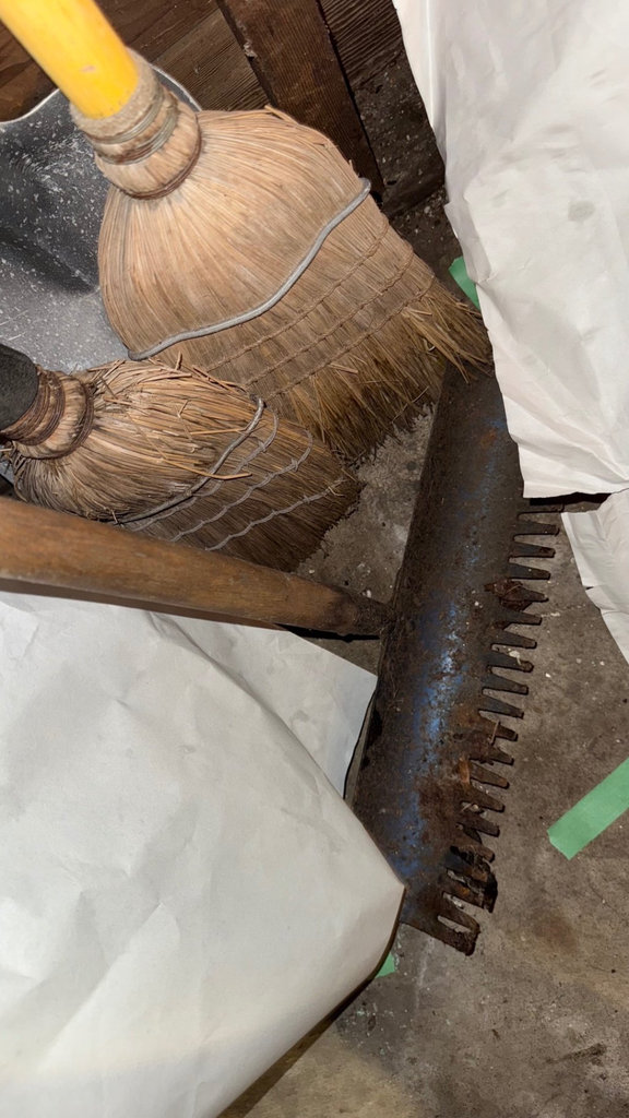Assorted cleaning and gardening tools - image 3 of 4