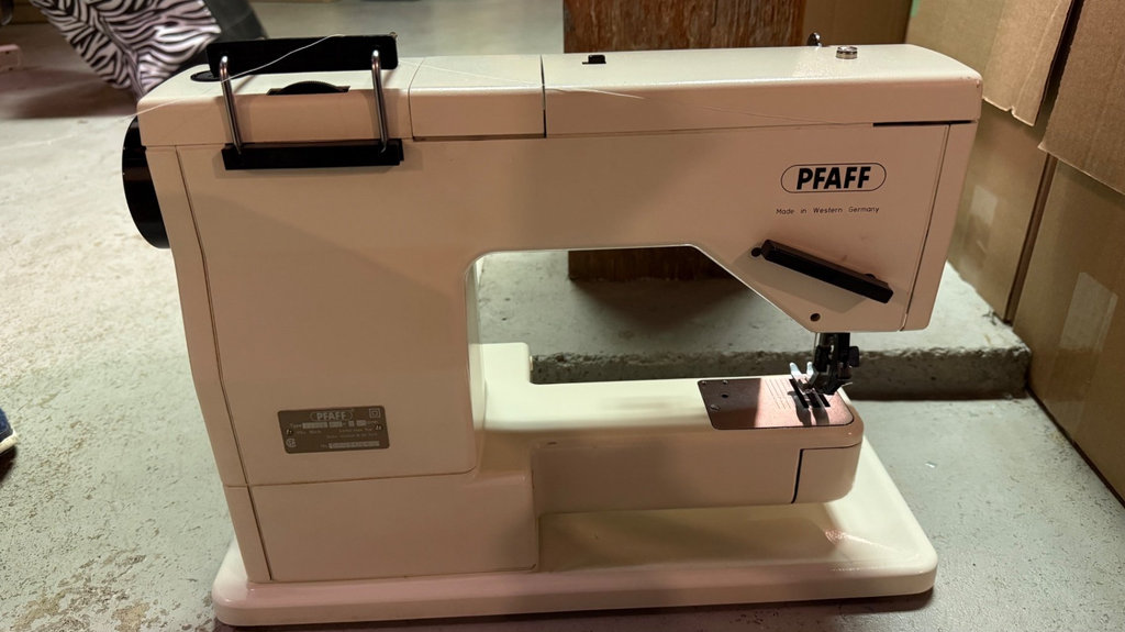 Pfaff Sewing Machine with Accessories