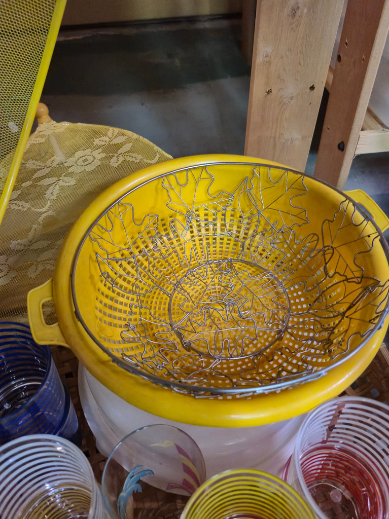 Assorted kitchenware and home decor items - image 4 of 7