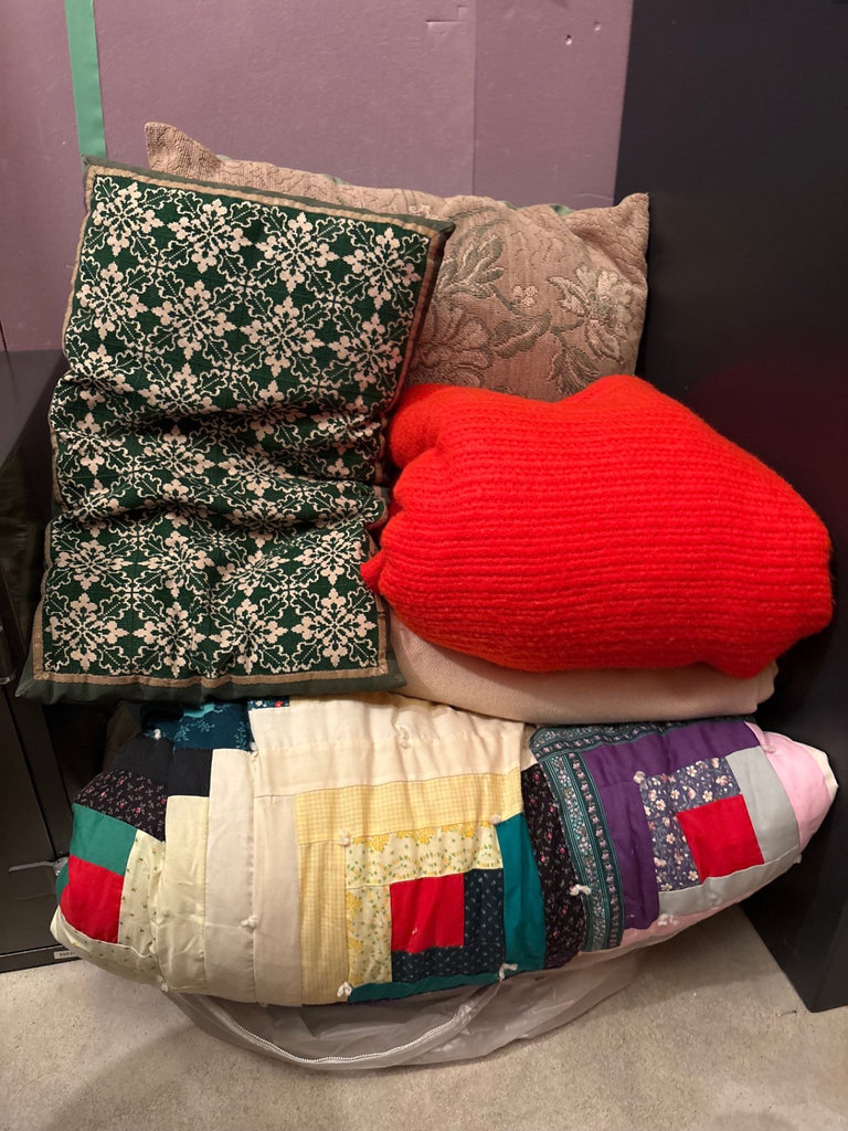 Patchwork quilts and decorative cushions - image 1 of 9