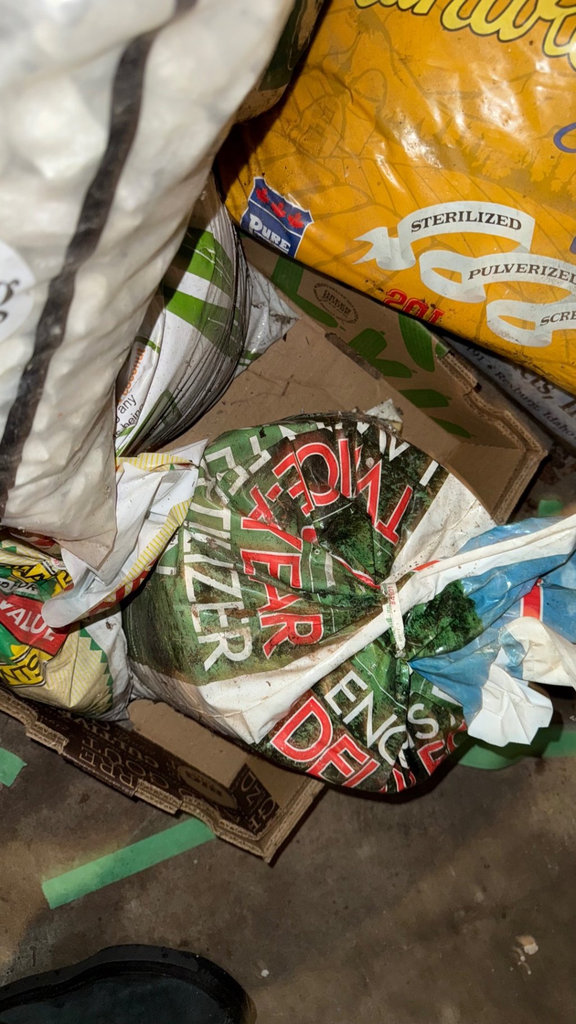 Assorted gardening bags: compost, soil blends, pebbles, and gravel - image 3 of 7