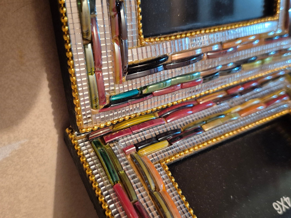 Assorted picture frames and wall decor - image 5 of 7