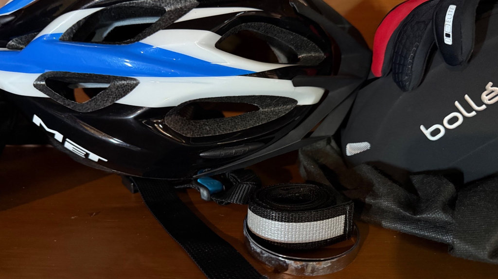 Sport helmets with gloves and accessories - image 4 of 4