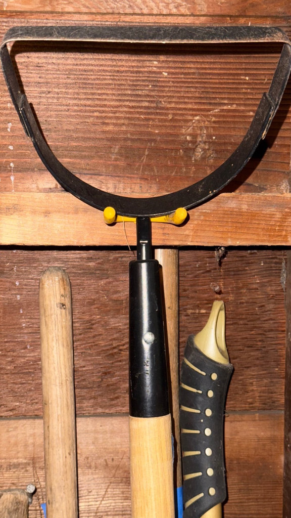 Assorted garden tools - image 4 of 5