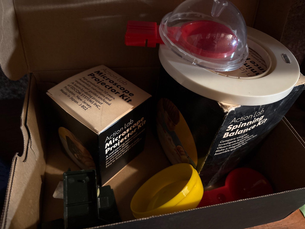 Assorted science experiment kits and a brain model - image 5 of 6
