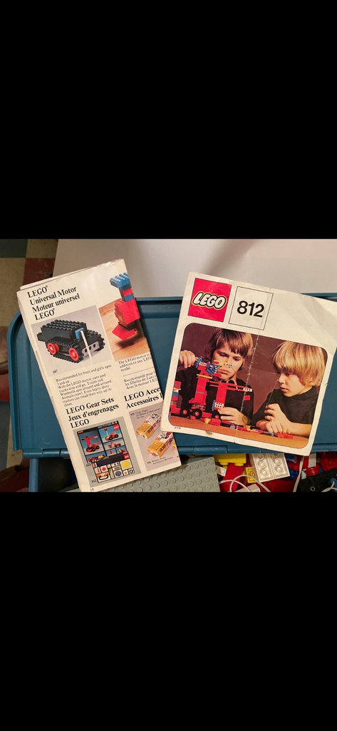 Assorted Vintage 1974 LEGO bricks and accessories in blue storage tub - image 7 of 8