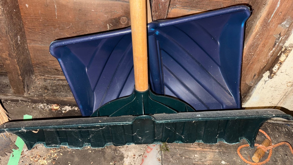 Plastic-blade shovels with wooden handles and a circular-grip scoop - image 1 of 3